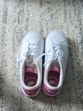 Nike White Low-Top Sneakers with Pink Heel